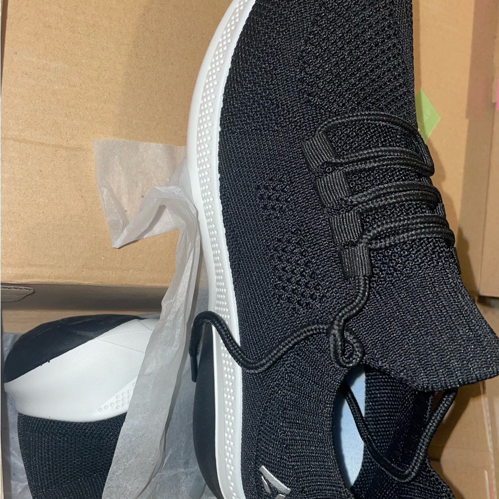 Brand new sneakers size 9